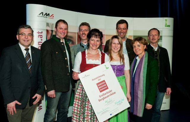 Bei der Auszeichnung v.l.: LR Sepp Schwaiger, Gemeindevertreter Martin Laireiter, Thomas wirnsperger, Elisabeth Gruber, Barbara Pirchner, Hans Rohrmoser - Klausbauer, Margaretha Reichsthaler, Bgm. Hans Rohrmoser