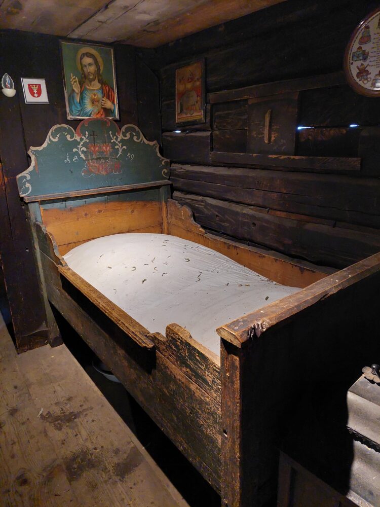 Bett im Heimatmuseum Kösslerhäusl