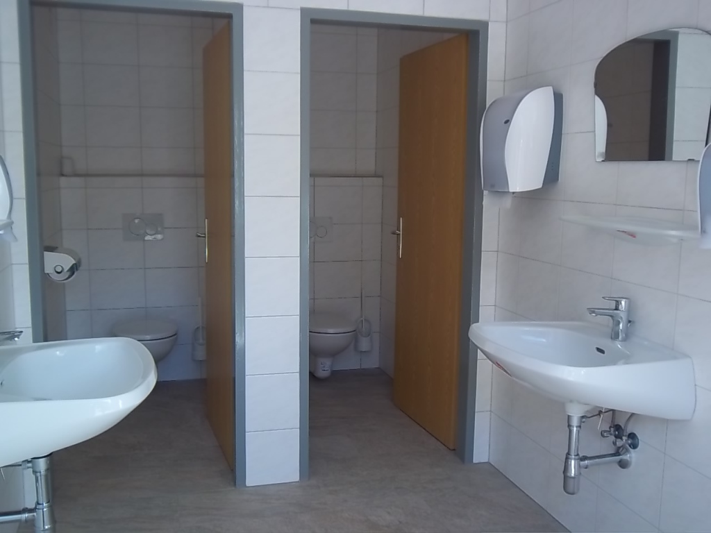 Neue Sanitäranlagen (öffentliche WC's) - auch so was gehört zu einer umfassenden Sanierung