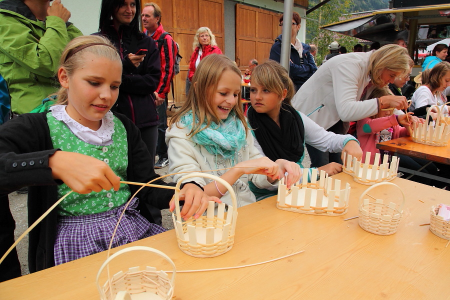 Eifrig sind die Kinder beim Körberlflechten