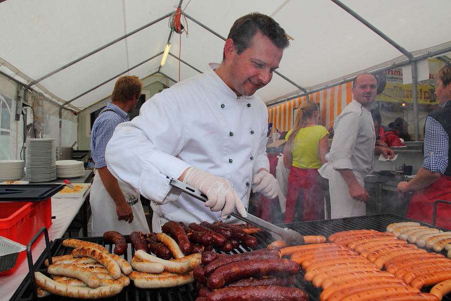 Selbst Grill-Weltmeister Christian Gaspar hilft mit