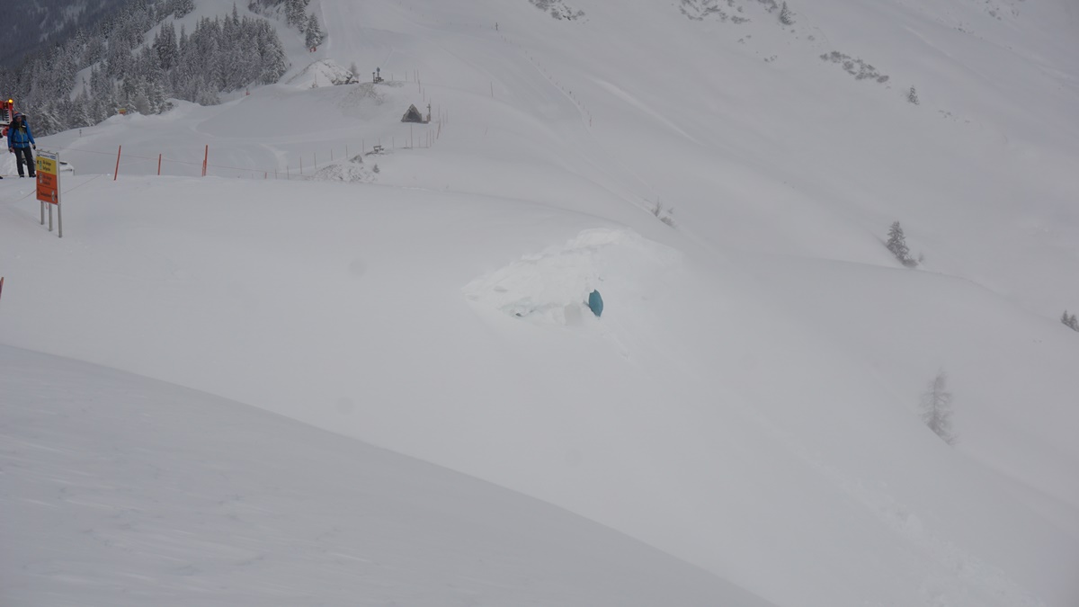 Am Gratbereich - Sicherung der darunterliegenden Großarler Skiabfahrten - links die Sprengmeister, das Blaue in der Bildmitte ist das Sprengpaket
