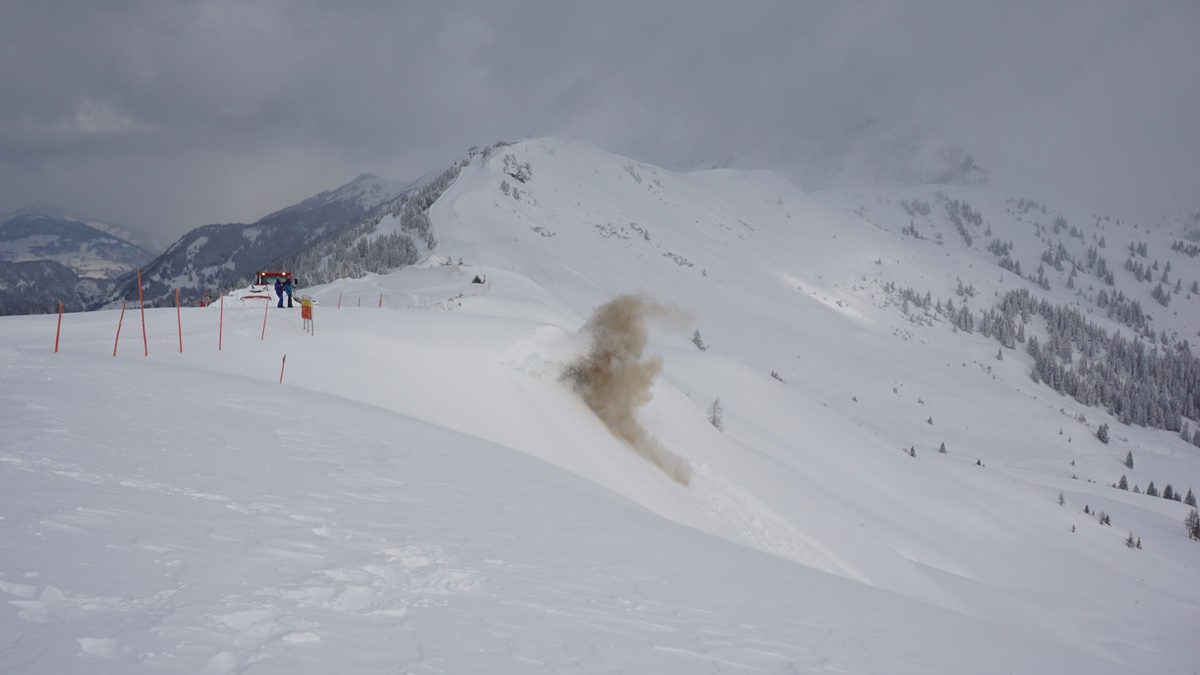 Am Gratbereich - das Sprengpaket detoniert