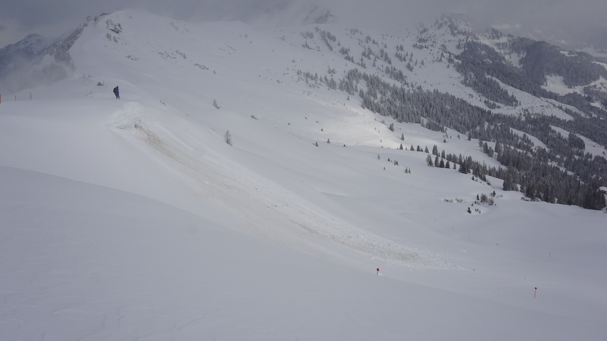 Am Gratbereich - die Sprengung hat eine Lawine ausgelöst, der darunterliegende Hang - Piste Nr. 9 - ist nun sicher