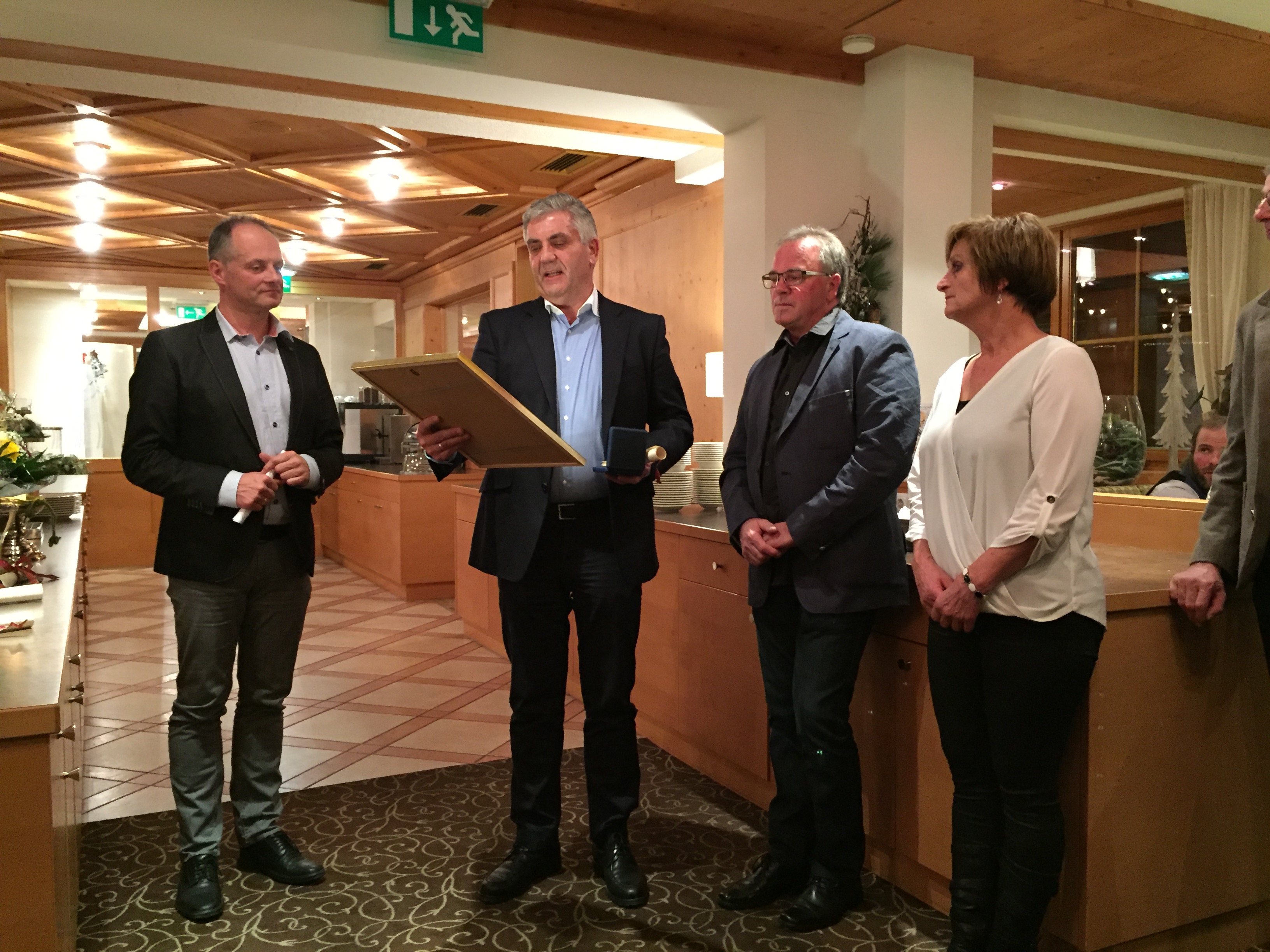 Ehrung von Betriebsleiter Alois Kreuzer (mit Gattin Karin)