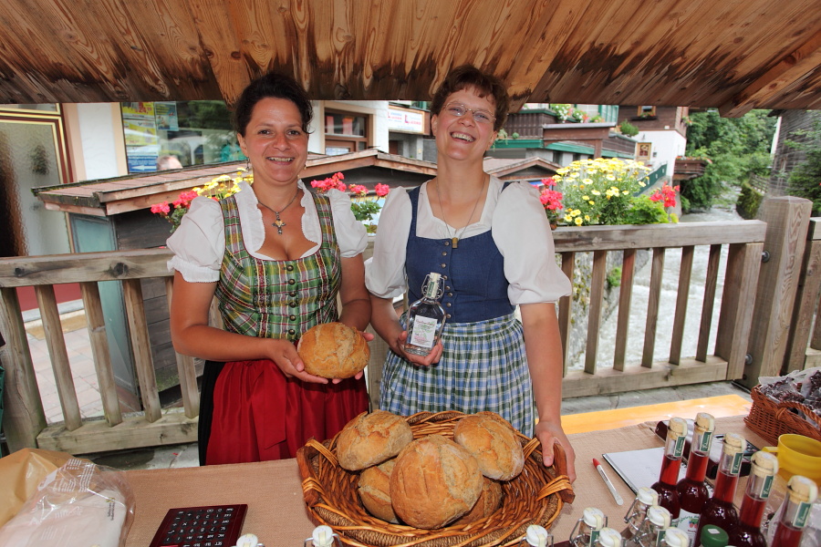 Fesche Dirndln in feschen Dirndln mit selbstgemachten Köstlichkeiten