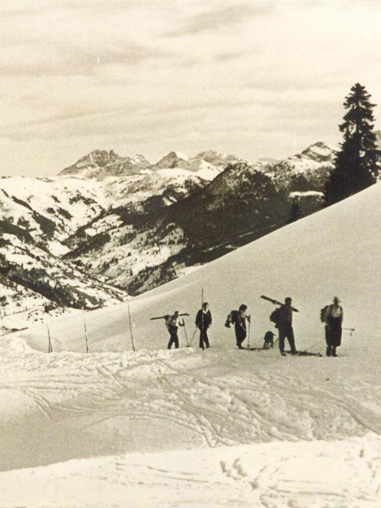 "Anreise" der Gäste in unser "Ur-Skigebiet" Bergland um 1950
