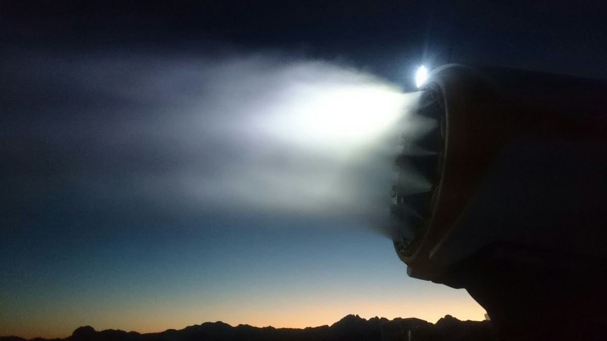 Tagesanbruch bei der Schneeerzeugung im Großarltal Foto: Markus Prommegger