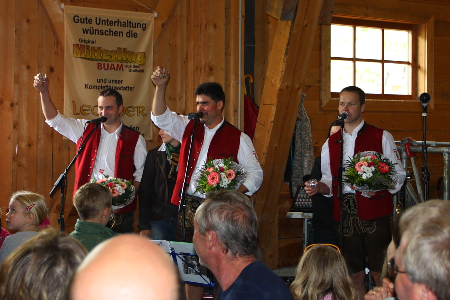 Prost - auf ein gelungenes Werk. - Die Blumen bekommen übrigens die Frauen der 3 Musiker.