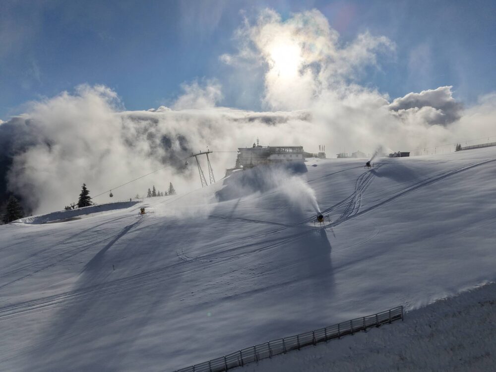 Schneekanonen auf den Pisten im Großarltal.