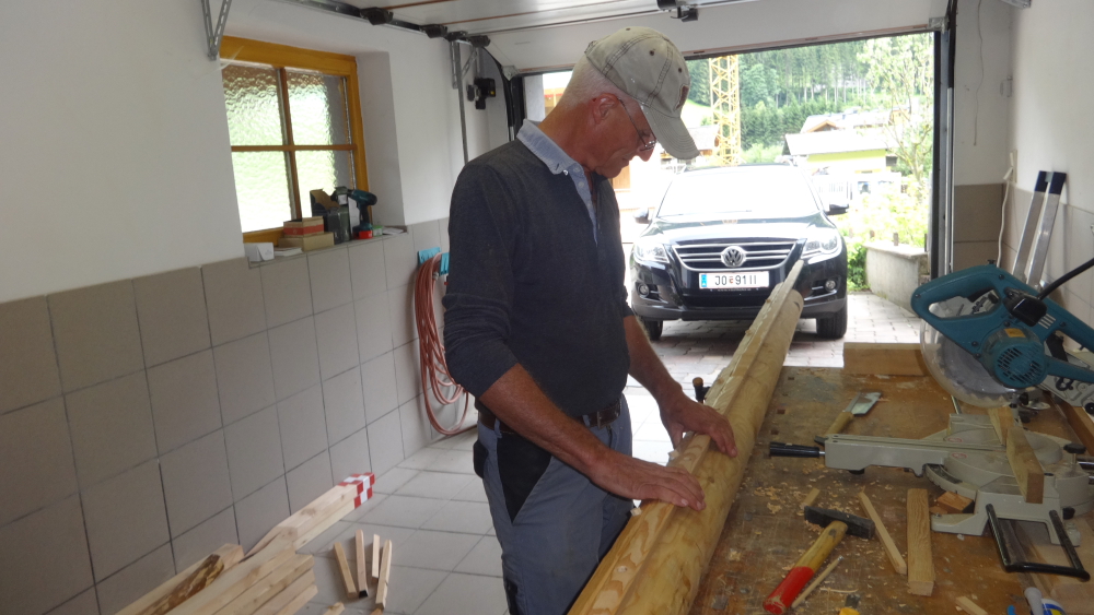 Ignaz Hettegger gestaltet das Gipfelkreuz