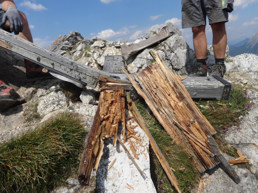 Das alte Kreuz war von Wind und Wetter gezeichnet
