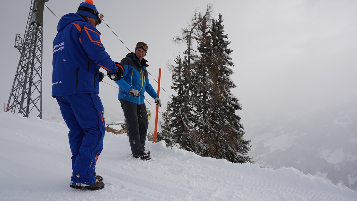 Die Sprengmeister - Betriebsleiter und Pistenchef der Großarler Bergbahnen bereiten eine Lawinensprenung vor - der Sprengstoff wird mit dem roten Seil in den Hang gelassen