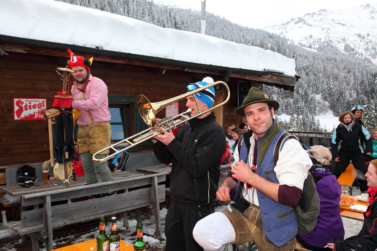 Stimmung, Tanz und Spaß bei der Zapfenbar