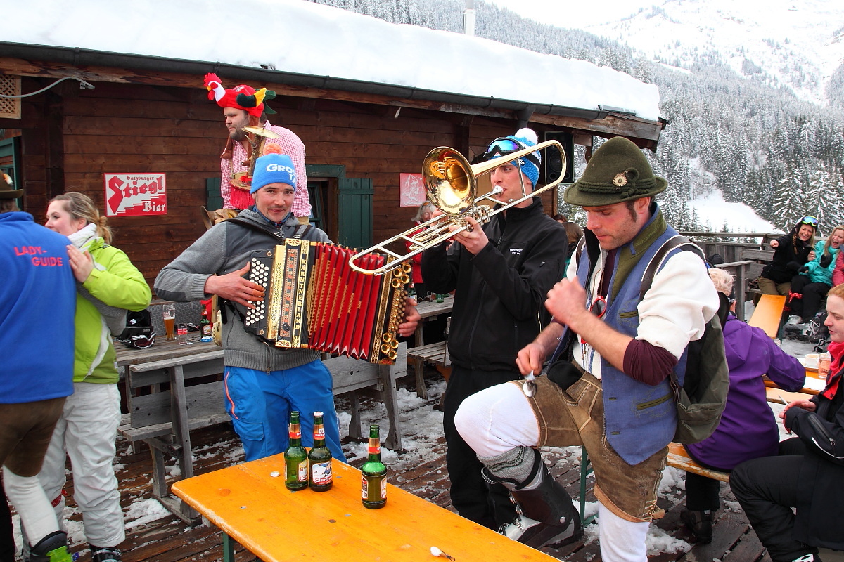 Stimmung, Tanz und Spaß bei der Zapfenbar