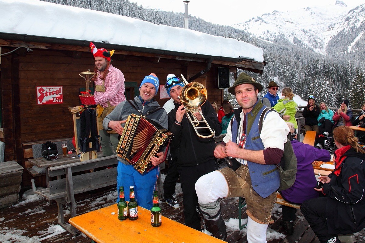 Stimmung, Tanz und Spaß bei der Zapfenbar
