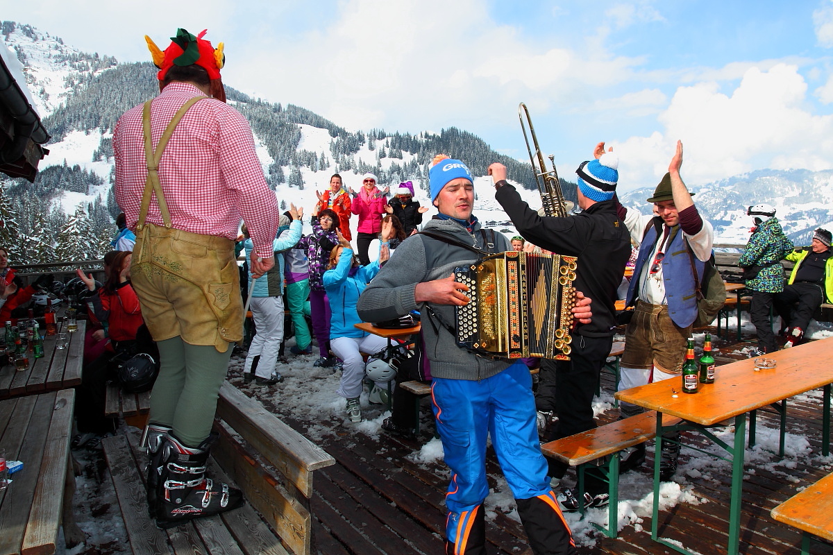 Stimmung, Tanz und Spaß bei der Zapfenbar