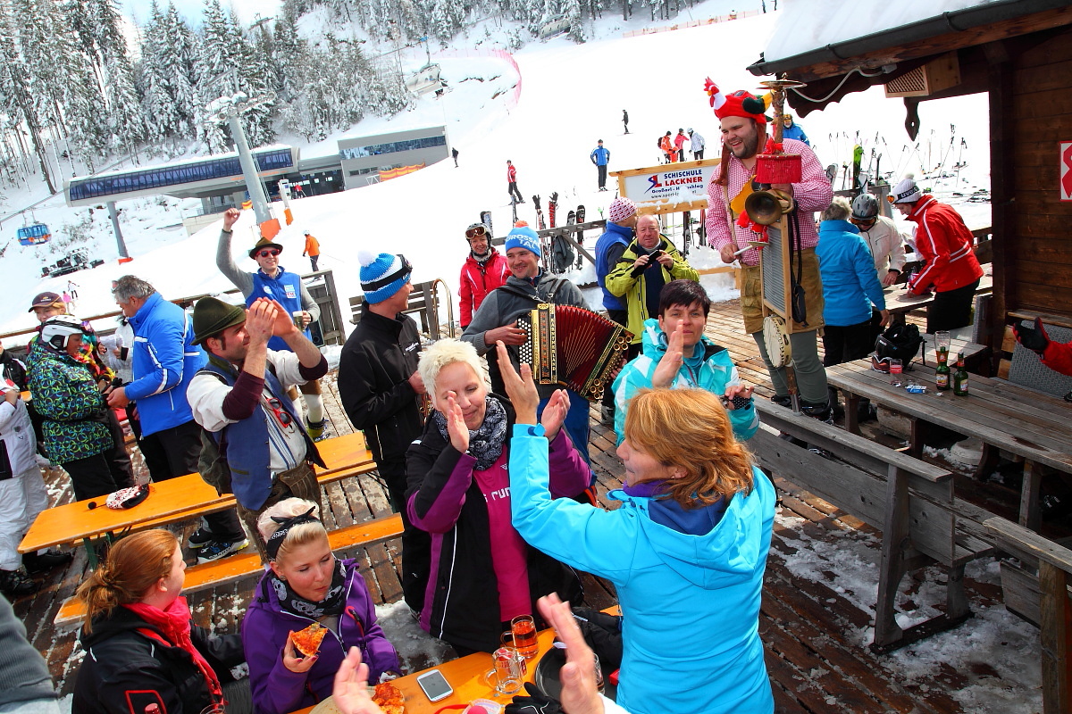 Stimmung, Tanz und Spaß bei der Zapfenbar