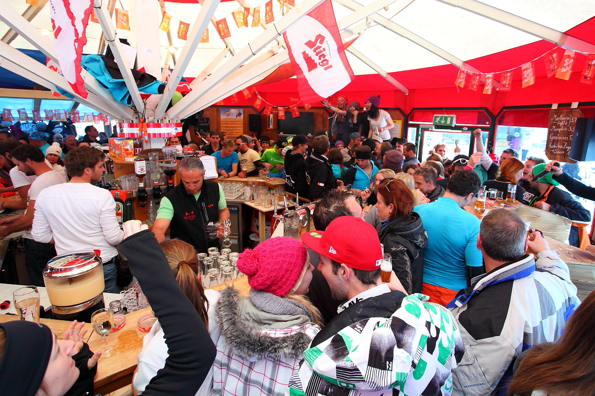 Auch in Rupi's Schirmbar ghet die Post ab