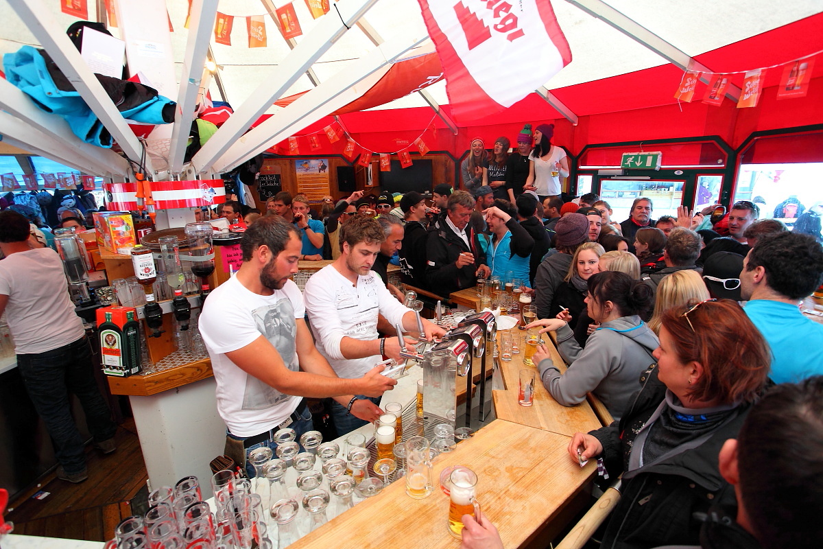 Auch in Rupi's Schirmbar ghet die Post ab