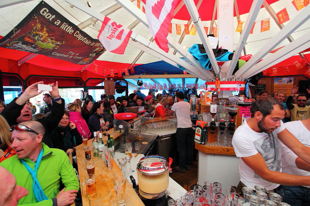 Auch in Rupi's Schirmbar ghet die Post ab