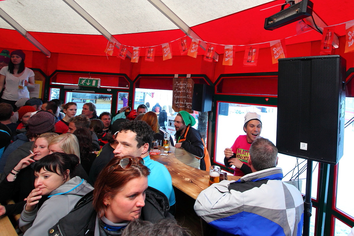 Auch in Rupi's Schirmbar ghet die Post ab