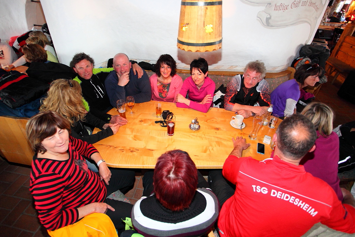 Tolle Stimmung beim Hüttenabend auf der Laireiteralm