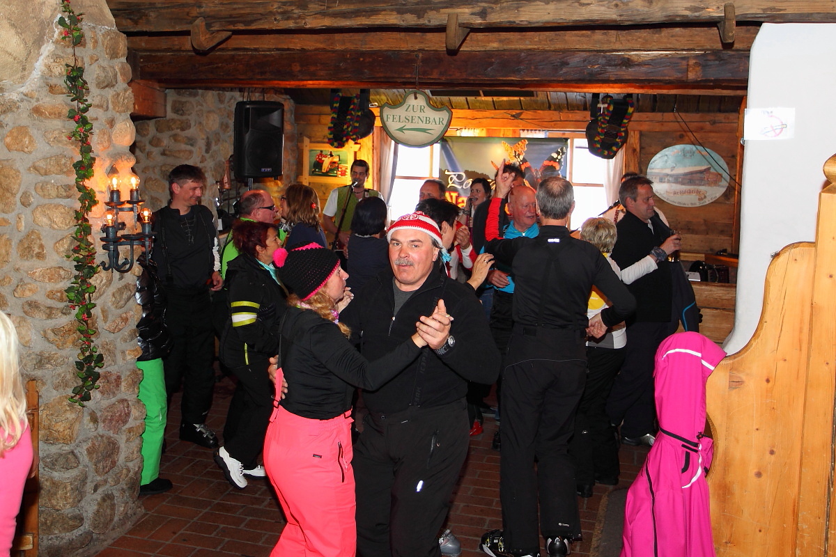 Tolle Stimmung beim Hüttenabend auf der Laireiteralm