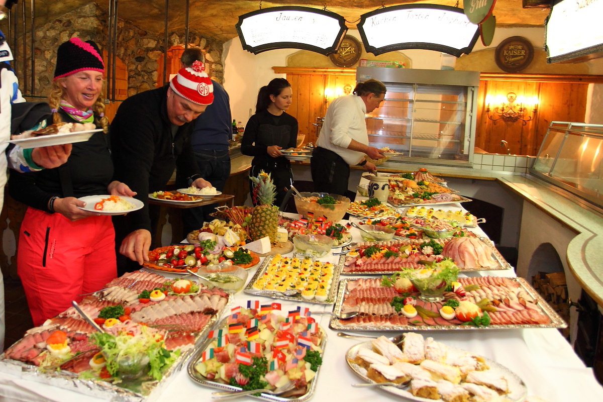 Schmankerlbuffet auf der Laireiteralm