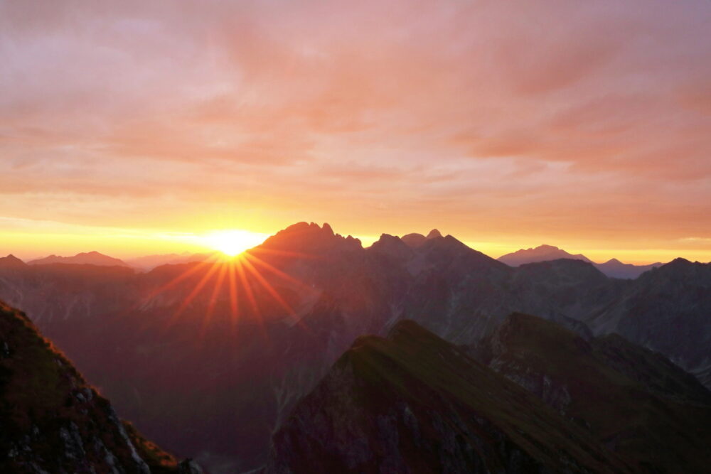 Aufgehende Sonne hinter den Bergen