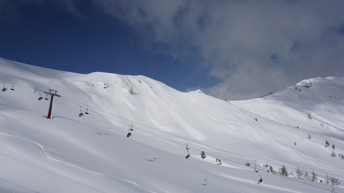 Ein wunderschöner Tag mit Neuschnee - die Skiabfahrten sind nun schon lawinensicher, auf dem Bild sind die Lawinenauslösungen erkennbar