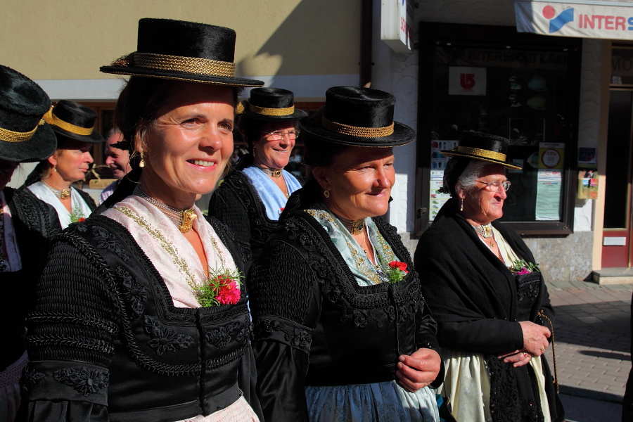 Trachtenfrauen in Großarl in traditioneller Tracht