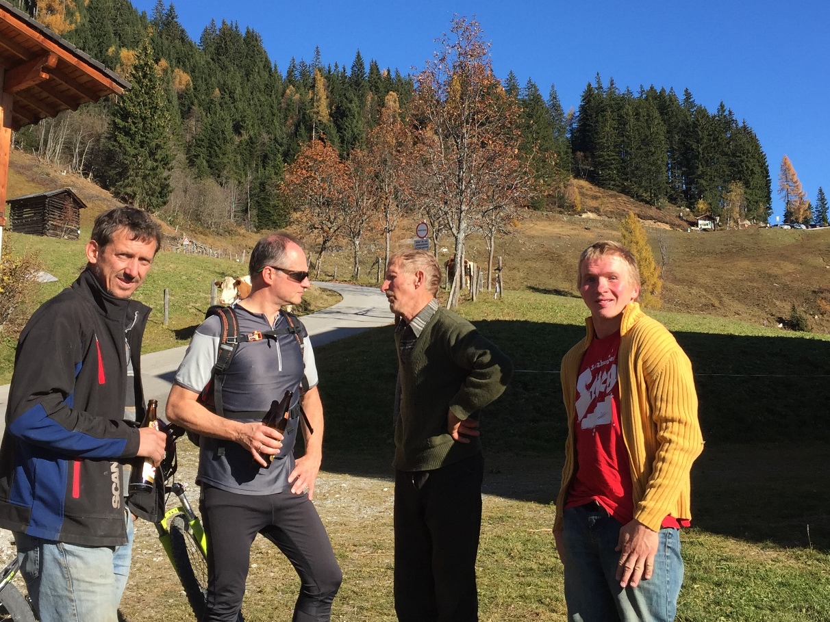 Absolute Wetterexperten für das Großarltal bei ihrer anstrengenden Arbeit (vlnr.: Hias von der Igltalalm, ich, Bergbauer Rupert mit Sohn Rupert)