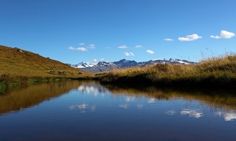 Kleine unbenannte Lacke am Grat. Gipfel v.l.n.r: Hochalmspitz, Keeskogel, Ankogel, Tischlerkarspitz