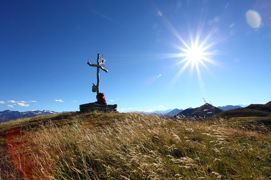 Hier strahlt das "Sonnenkreuz" mit der echten Sonne um die Wette