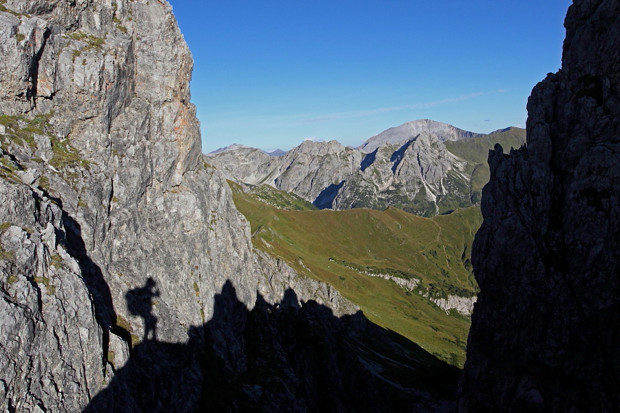 Mein Schatten und jener der Felsspitzen muten fast gespenstisch an
