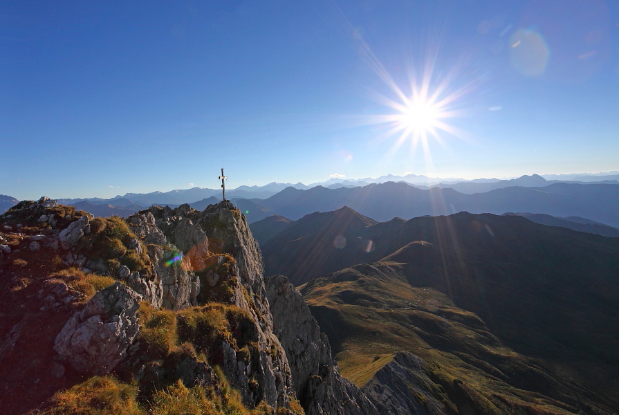 Der Draugstein-Gipfel ist extrem ausgesetzt. Besonders imposant seine steil abfallende Nordwand