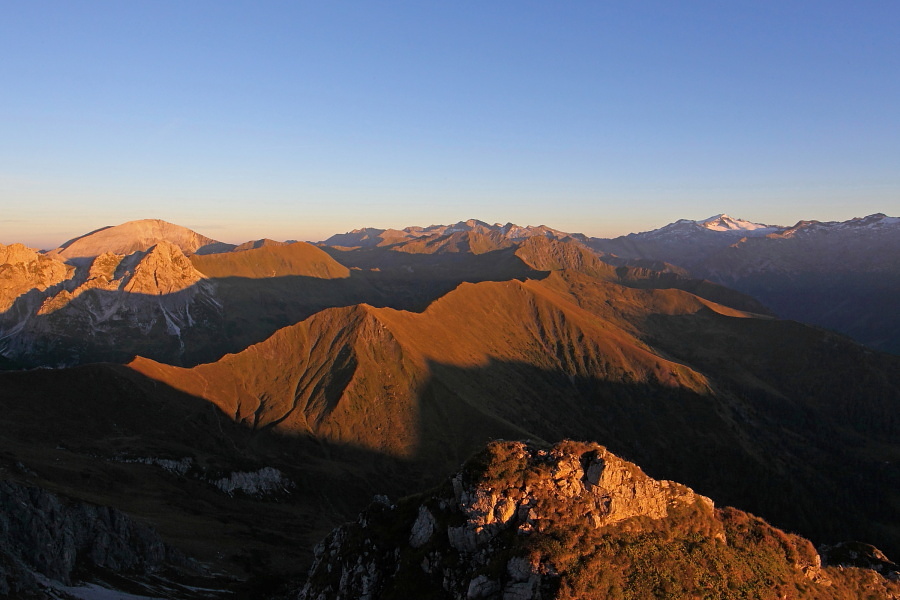 Letzte Sonnenstrahlen tunken selbst die grünen Grasberge in helles Rot. Rechts hinten die Hochalmspitz