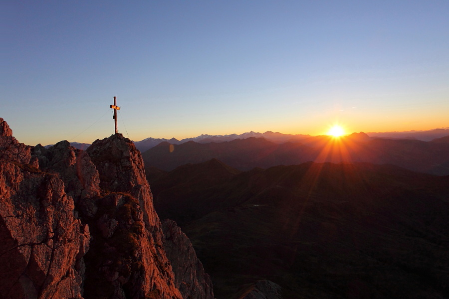 Draugstein mit seiner Nordwand bei Sonnenuntergang