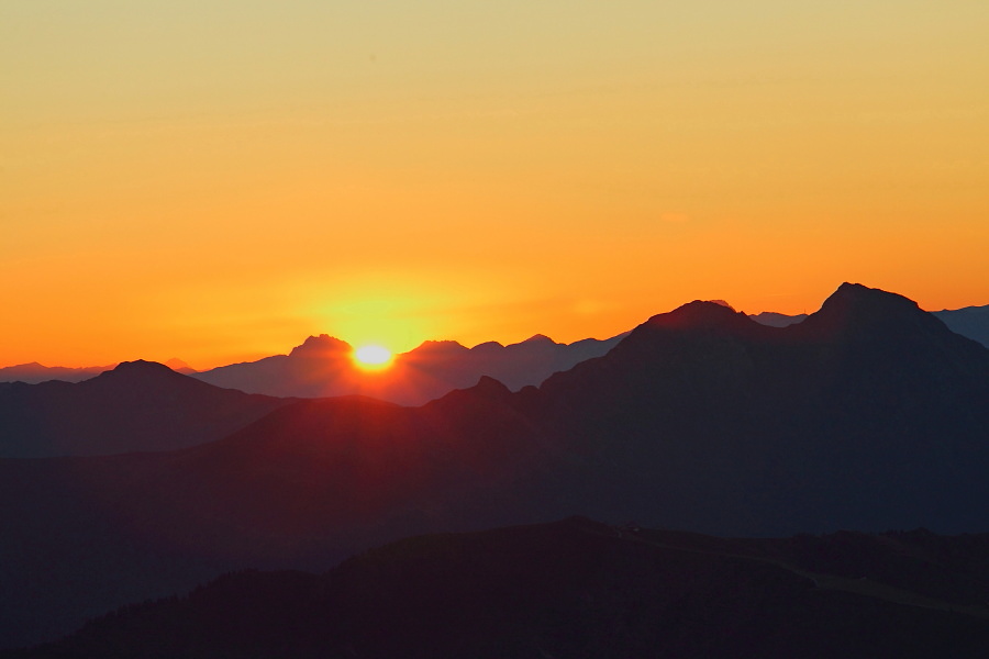 Letzte Sonnenstrahlen am Horizont