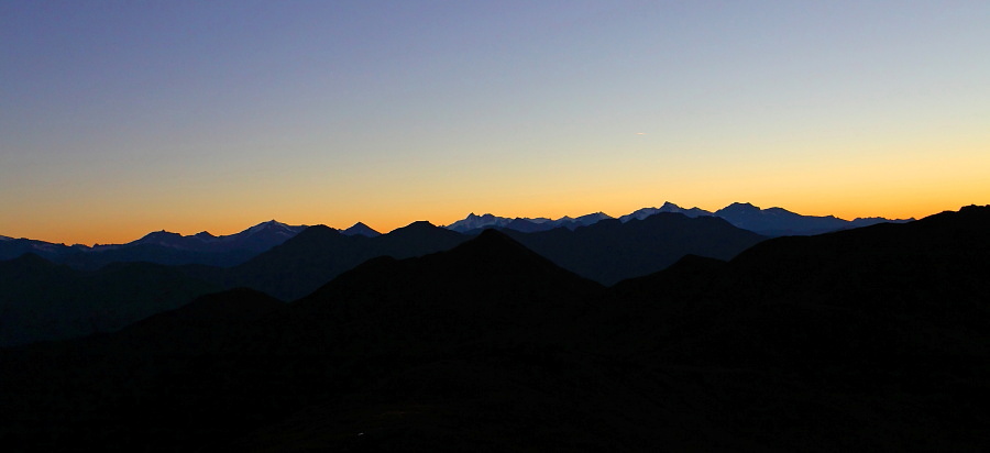 Abendhimmel mit Blick Richtung Westen zu Großglockner und Wiesbachhorn beim Abstieg vom Draugstein
