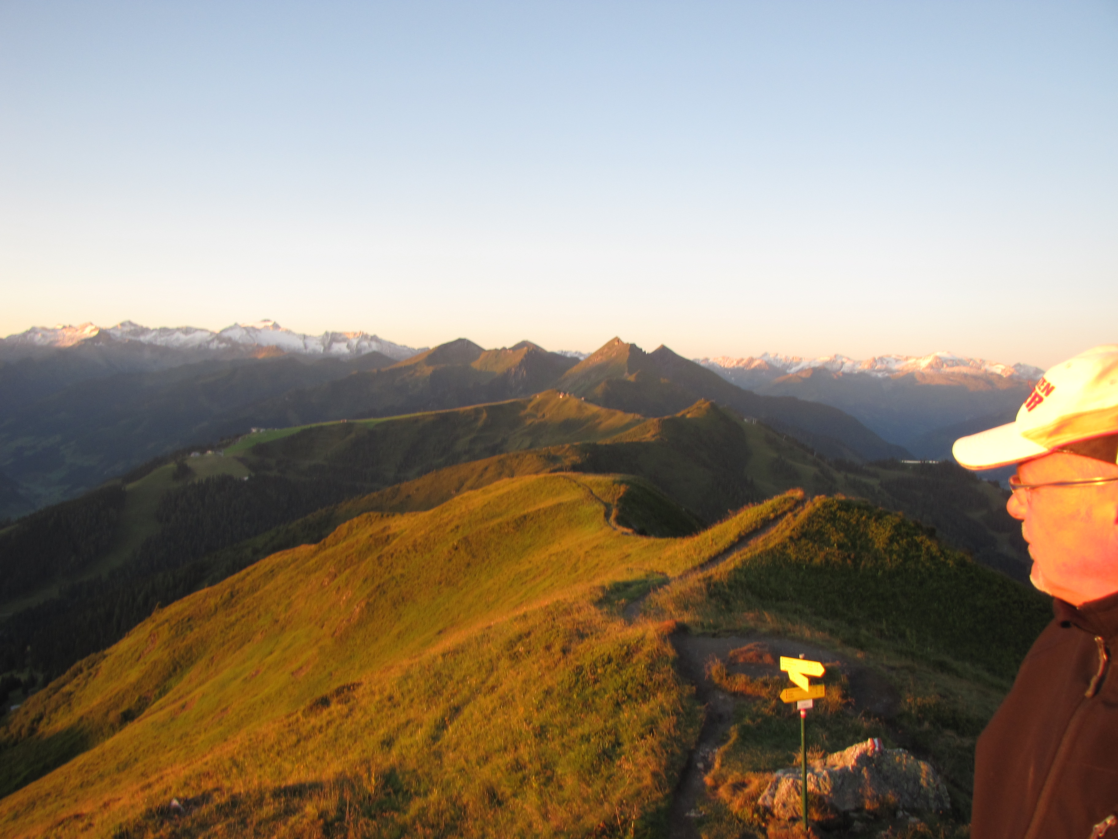 Erste Sonnenstrahlen am Gipfelkreuz