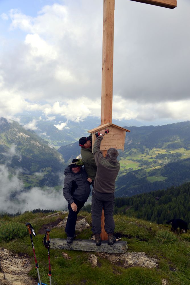 Die Tafel wir angeschraubt