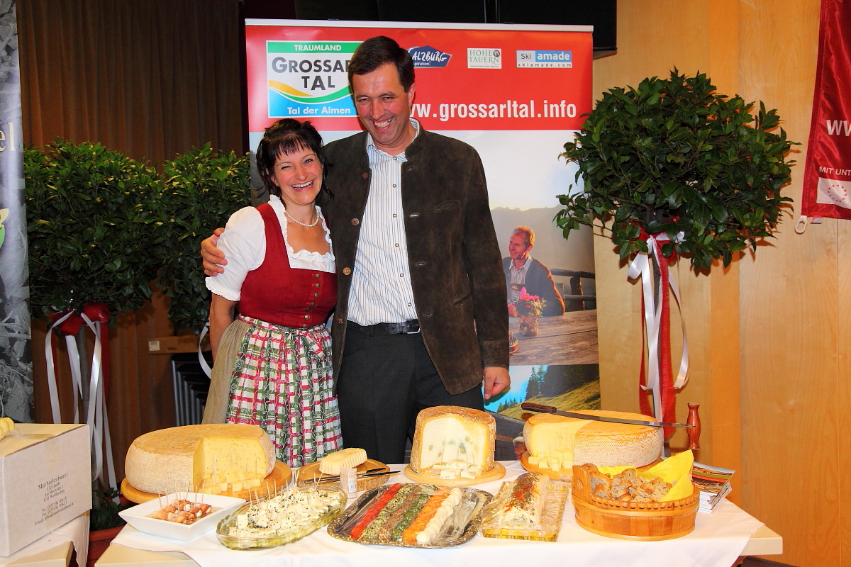 Elisabeth Gruber (Schiedstein) und Johann Rohrmoser (Klausbauer) mit ihren Spezialitäten