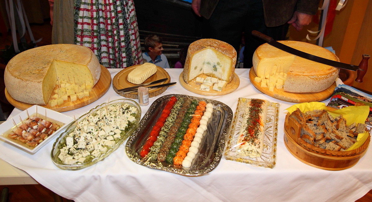 Bunte Käsevielfalt auf unserem Präsentationstisch