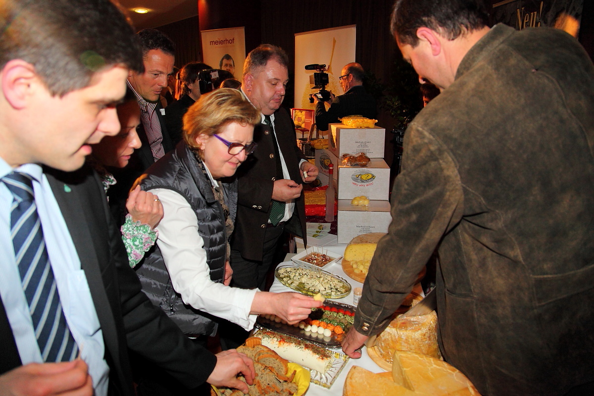 Großes Interesse und Gedränge herrscht bei der anschließenden Verkostung
