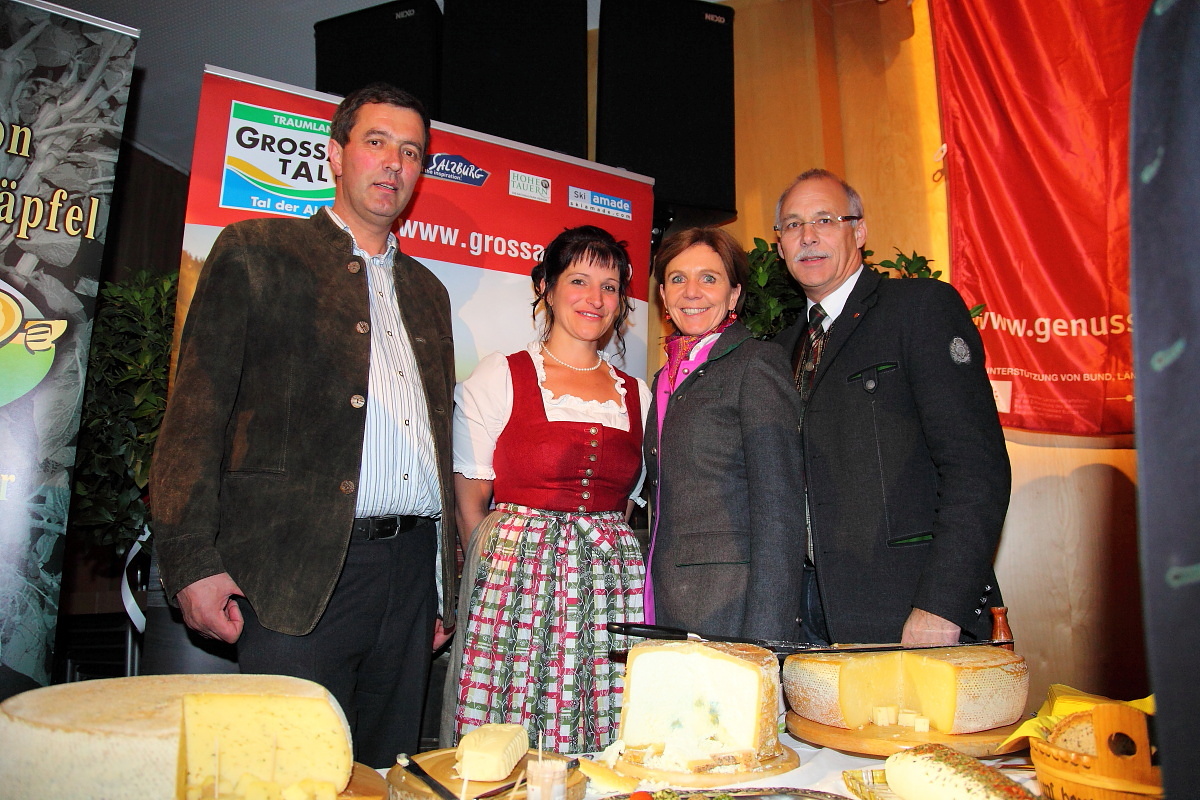 Landtagspräsidentin Brigitta Pallauf und Günther Mitterer (Bgm. St. Johann) überzeugen sich von den tollen Produkten