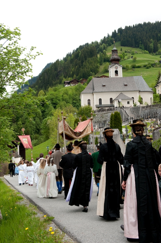 Die Großarler Kirchgasse - ein Ort der Tradition, Begegung und Kommunikation (natürlich spricht man auch über's Wetter). Bild: Fotostudio Gruber - http://www.bilderarchiv.at