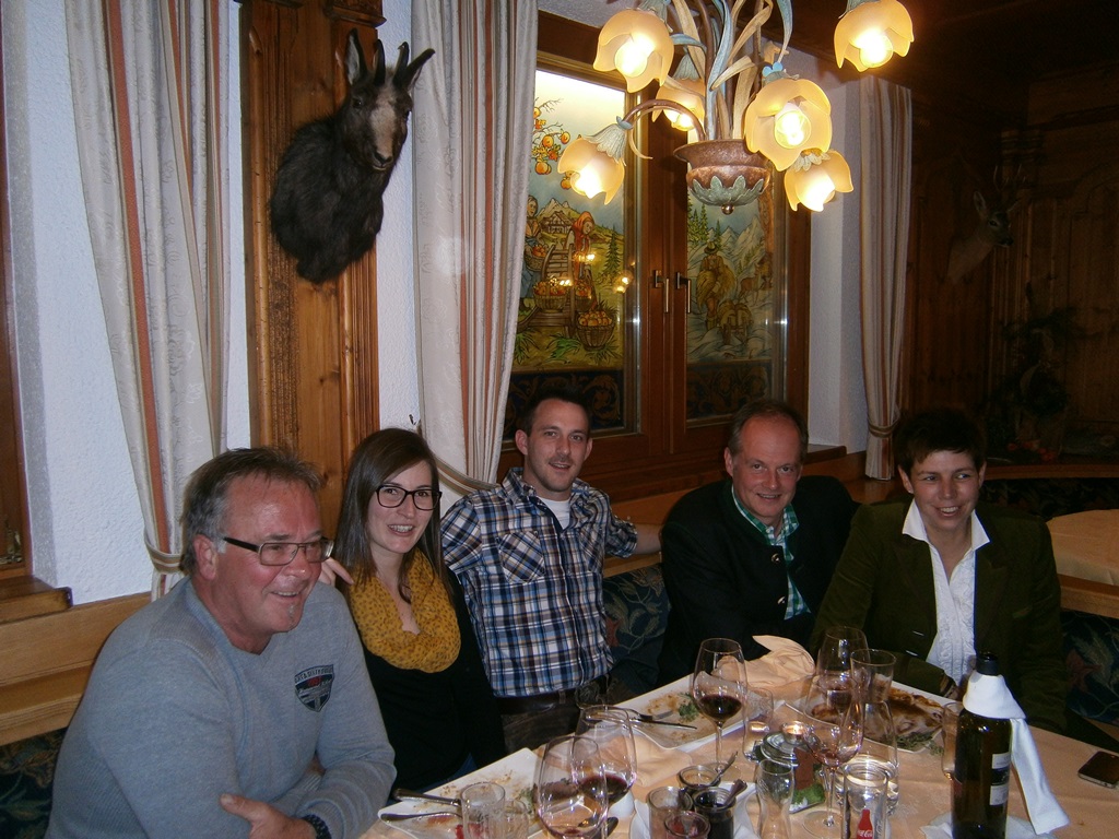Gruppenbild mit junger Gams (oben)