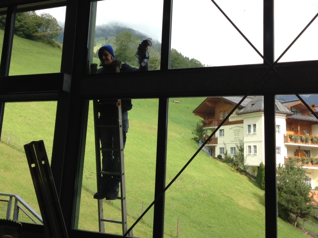 Seilbahntechnikerlehrling Matthias sorgt dafür, dass man durch die Fenster wieder in die schöne Natur sieht